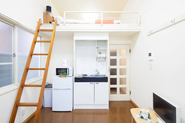 Bir Evin Oturma Odasında Tavan Arası Merdivenler Merdiven — Stok fotoğraf