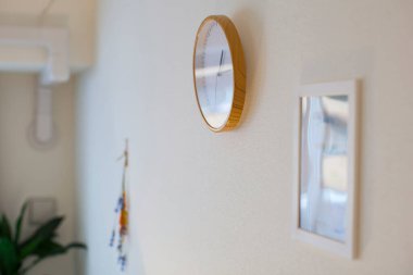Kapalı alan duvarına yerleştirilmiş saat