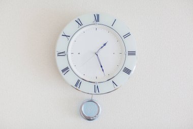 Kapalı alan duvarına yerleştirilmiş saat