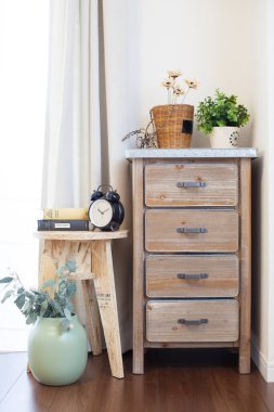 Odaya iç dekorasyon olarak yerleştirilmiş çalar saat