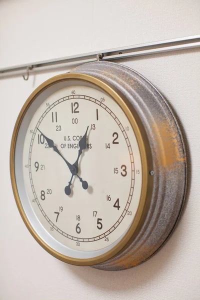 Relógio Instalado Parede Espaço Residencial Interior — Fotografia de Stock