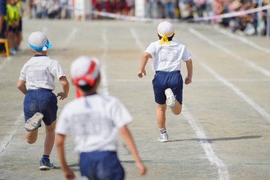 Japonya 'da bir ilkokulda yapılan bir atletizm karşılaşmasının fotoğrafı.