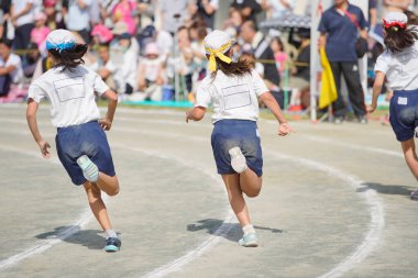 Japonya 'da bir ilkokulda yapılan bir atletizm karşılaşmasının fotoğrafı.
