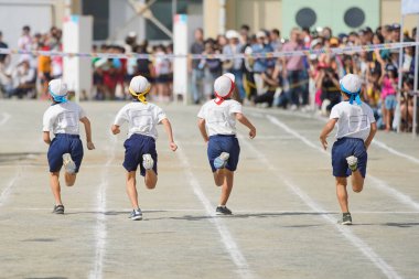 Japonya 'da bir ilkokulda yapılan bir atletizm karşılaşmasının fotoğrafı.