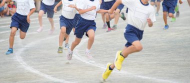 Japonya 'da bir ilkokulda yapılan bir atletizm karşılaşmasının fotoğrafı.
