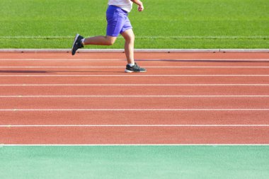 Japonya 'da bir ilkokulda yapılan bir atletizm karşılaşmasının fotoğrafı.