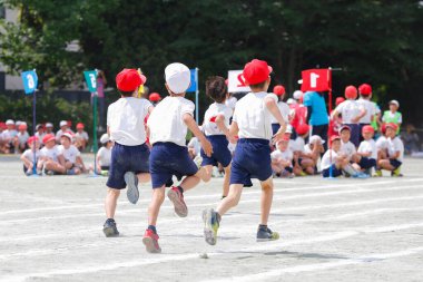 Japonya 'da bir ilkokulda yapılan bir atletizm karşılaşmasının fotoğrafı.