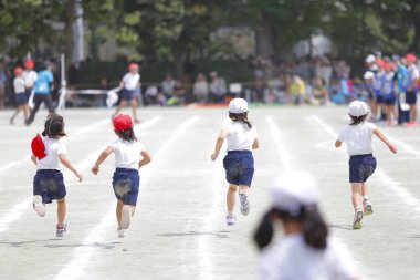 Japonya 'da bir ilkokulda yapılan bir atletizm karşılaşmasının fotoğrafı.