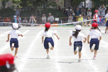 Japonya 'da bir ilkokulda yapılan bir atletizm karşılaşmasının fotoğrafı.
