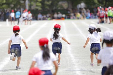 Japonya 'da bir ilkokulda yapılan bir atletizm karşılaşmasının fotoğrafı.