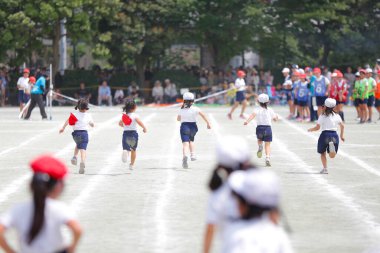 Japonya 'da bir ilkokulda yapılan bir atletizm karşılaşmasının fotoğrafı.