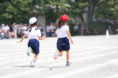 Japonya 'da bir ilkokulda yapılan bir atletizm karşılaşmasının fotoğrafı.