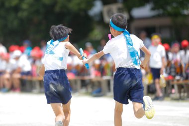 Japonya 'da bir ilkokulda yapılan bir atletizm karşılaşmasının fotoğrafı.