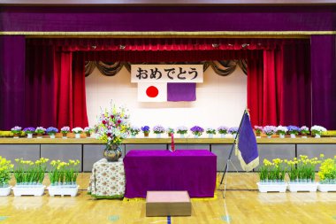 Japon okulunda giriş ve mezuniyet törenleri için mekan