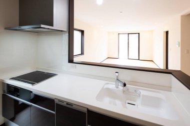 Beyaz tonlu bir dairede parlak ve temiz bir mutfak.