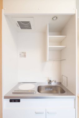 Beyaz tonlu bir dairede parlak ve temiz bir mutfak.