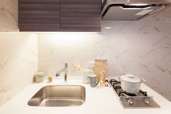 Een Lichte Schone Keuken Een Wit Getinte Appartementenkamer — Stockfoto