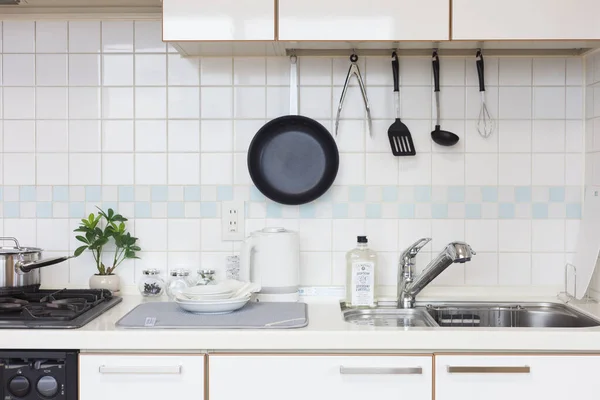 Una Cocina Luminosa Limpia Una Habitación Apartamento Tonos Blancos — Foto de Stock