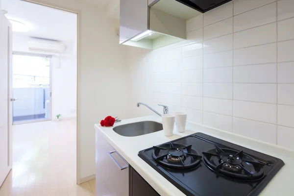 Una Cocina Luminosa Limpia Una Habitación Apartamento Tonos Blancos — Foto de Stock