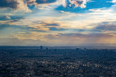 Tokyo şehrinin silueti ve parlayan akşam gökyüzü