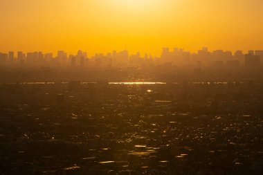 Tokyo şehrinin silueti ve parlayan akşam gökyüzü