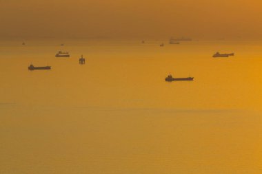 Güneşin batışını ve sıcaklığı yansıtan sessiz bir koy.