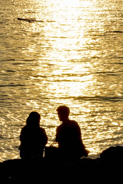 Силуэт Молодых Влюбленных Сияющее Закате Море — стоковое фото