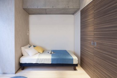 ev içinde yatak odası ve uyumak için hazırlanmış yatak.