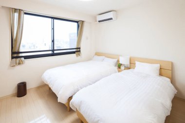 ev içinde yatak odası ve uyumak için hazırlanmış yatak.