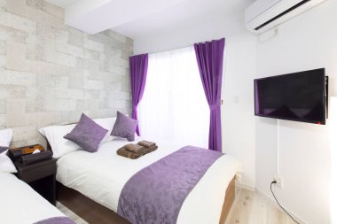 ev içinde yatak odası ve uyumak için hazırlanmış yatak.