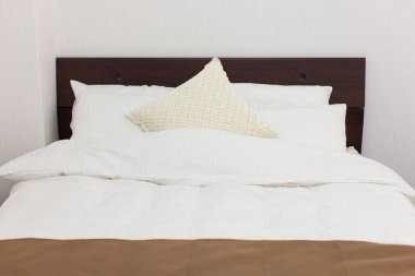 ev içinde yatak odası ve uyumak için hazırlanmış yatak.