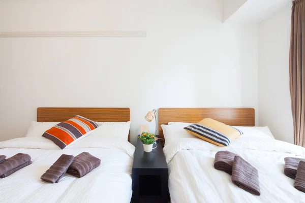 Sypialnia Mieszkalna Domu Przygotowanym Łóżkiem Spania — Zdjęcie stockowe