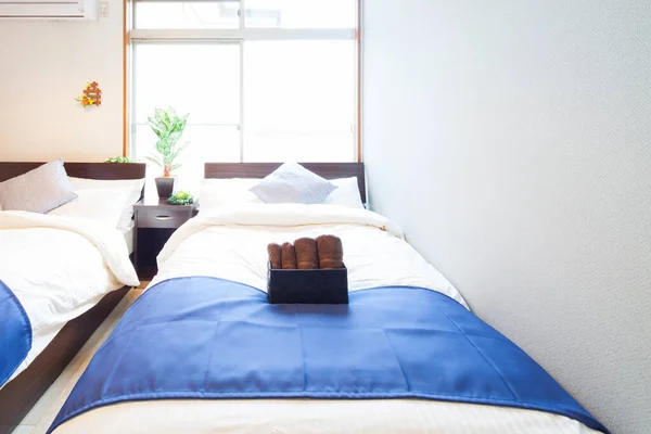 Κατοικημένη Κρεβατοκάμαρα Εσωτερικό Στο Σπίτι Προετοιμασμένο Κρεβάτι Για Ύπνο — Φωτογραφία Αρχείου