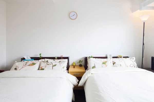 Interior Del Dormitorio Residencial Casa Con Cama Preparada Para Dormir —  Fotos de Stock