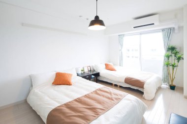 ev içinde yatak odası ve uyumak için hazırlanmış yatak.