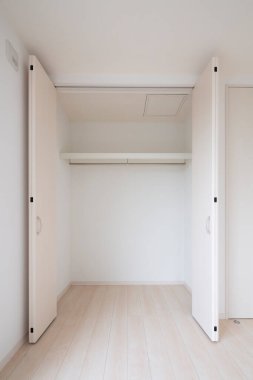 Elbiseler ve bavullar için oturma odasında ya da yatak odasında yer var.