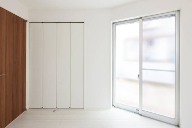 Elbiseler ve bavullar için oturma odasında ya da yatak odasında yer var.