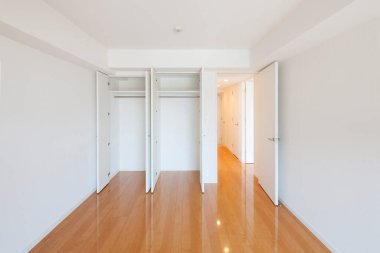 Elbiseler ve bavullar için oturma odasında ya da yatak odasında yer var.