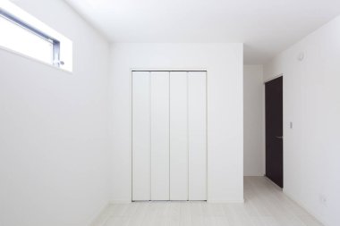 Elbiseler ve bavullar için oturma odasında ya da yatak odasında yer var.