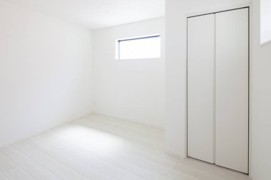Elbiseler ve bavullar için oturma odasında ya da yatak odasında yer var.