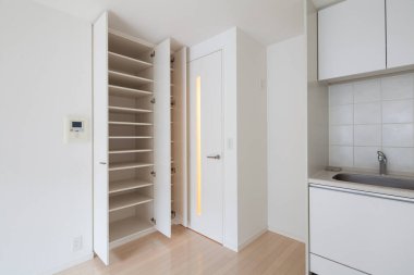 Elbiseler ve bavullar için oturma odasında ya da yatak odasında yer var.