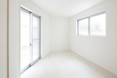 Mobilyası olmayan yeni inşa edilmiş bir dairede yaşam alanı.