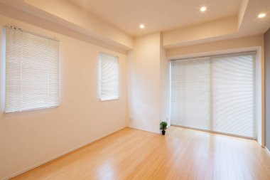 Mobilyası olmayan yeni inşa edilmiş bir dairede yaşam alanı.