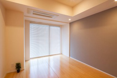 Mobilyası olmayan yeni inşa edilmiş bir dairede yaşam alanı.