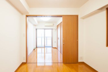 Mobilyası olmayan yeni inşa edilmiş bir dairede yaşam alanı.