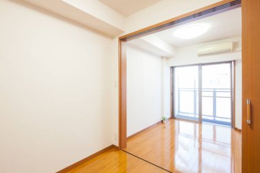 Mobilyası olmayan yeni inşa edilmiş bir dairede yaşam alanı.