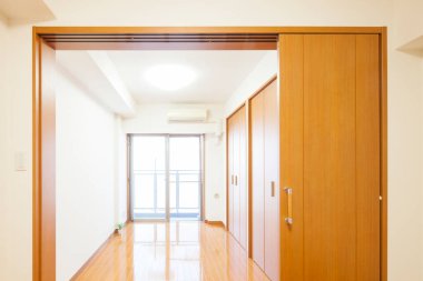 Mobilyası olmayan yeni inşa edilmiş bir dairede yaşam alanı.