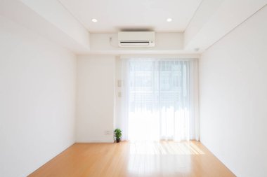 Mobilyası olmayan yeni inşa edilmiş bir dairede yaşam alanı.