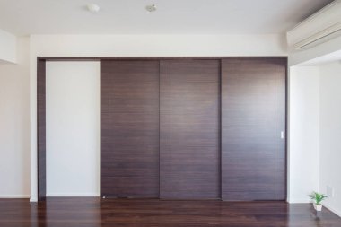 Mobilyası olmayan yeni inşa edilmiş bir dairede yaşam alanı.