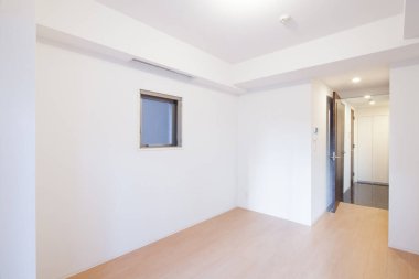 Mobilyası olmayan yeni inşa edilmiş bir dairede yaşam alanı.